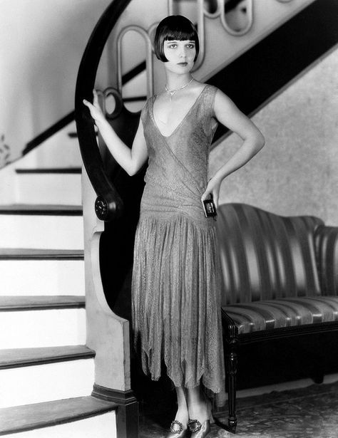 c. 1925: Louise Brooks standing by the stairway 1920 Style, Style Année 20, Flapper Girls, Jean Patou, 1920 Fashion, Louise Brooks, Josephine Baker, Flapper Girl, Look Retro