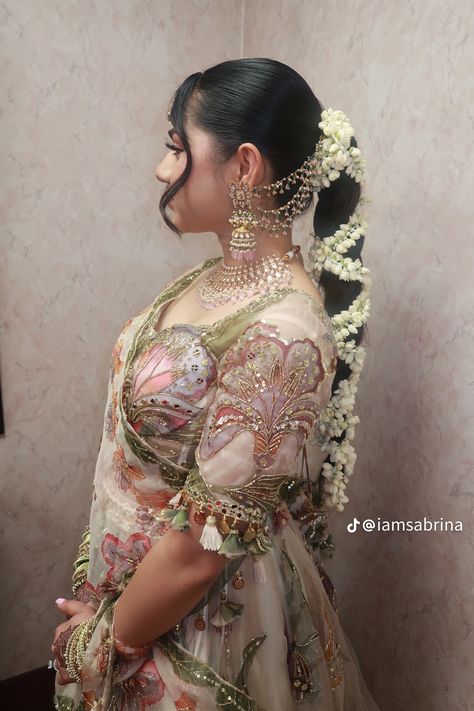 Wedding Hairstyles Desi, Jewellery On Lehenga, Lehnga Hair Styles, Indian Hairstyles Wedding, Traditional Indian Hairstyles, Desi Bridal Hair, Hairstyles Desi, Desi Hairstyles, Pakistani Bridal Makeup Red