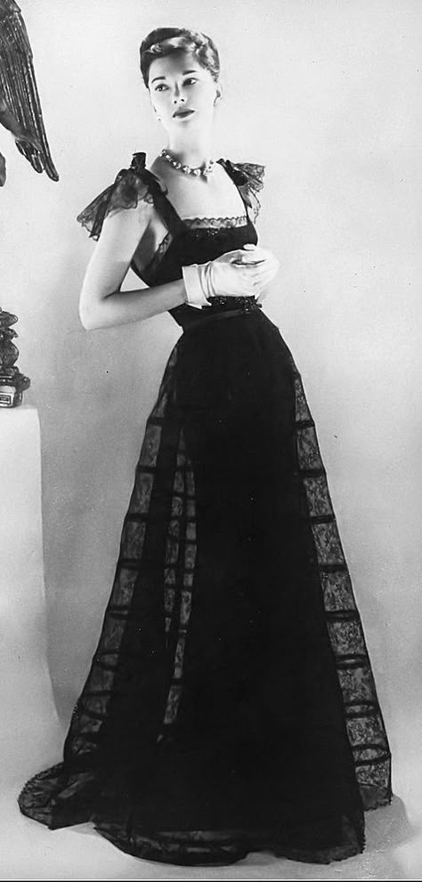 1940s Evening Gowns, 1945 Fashion, 1940s Gown, 1950s Glamour, Auntie Mame, Fashion 1920s, 1940s Fashion Dresses, Award Show Dresses, Vintage Evening Gowns