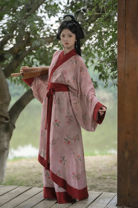 Historical Asian Fashion, Chinese Outfits Modern, Han Dynasty Hanfu, Han Dynasty Clothing, Ancient Japanese Clothing, Chinese Historical Fashion, Traditional Vietnamese Clothing, East Asian Fashion, Traditional Asian Dress