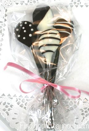 Chocolate Covered Spoons, Chocolate Dipped Spoons, Spanish Hot Chocolate, Hot Chocolate Spoons, Hot Chocolate Gifts, Chocolate Spoons, Winter Treats, Hot Cocoa Bar, Hot Chocolate Bars