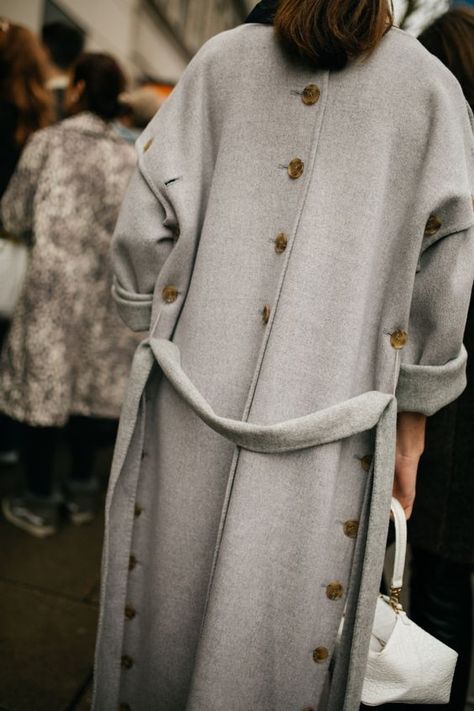 Fashion London, Fall Fashion Coats, London Fashion Week Street Style, London Fashion Weeks, Mode Kimono, Iranian Women Fashion, Mode Abaya, Mode Casual, Style Winter