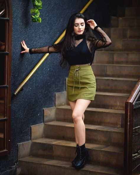 Smart Casual Women Outfits, Crop Top Skirt Set, Afghan Fashion, Pose Style, Fashion Photography Poses, Photo Pose Style, Casual Day Outfits, Top Skirt Set, Crop Top Skirt