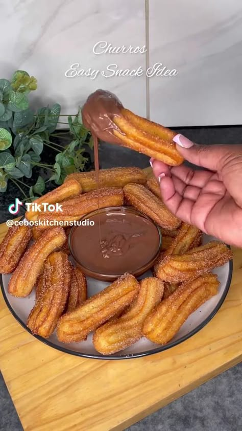 churro snack that only take 20 min Sweet Easy Recipes, Baking Recipes Desserts, Sweet Dishes Recipes, Tasty Recipes Videos, Quick Recipes Snacks, Healthy Homemade Recipes, Fun Baking, Easy Baking Recipes Desserts, Easy Snack Recipes