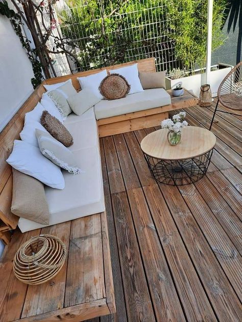 Rustic Modern Outdoor Patio, Diy Patio Furniture Pallets, Meditation Patio, Ideas Terraza, Diy Deck Furniture, Furniture Coffee Tables, Diy Projektit, Aesthetic Garden, Diy Patio Furniture Cheap