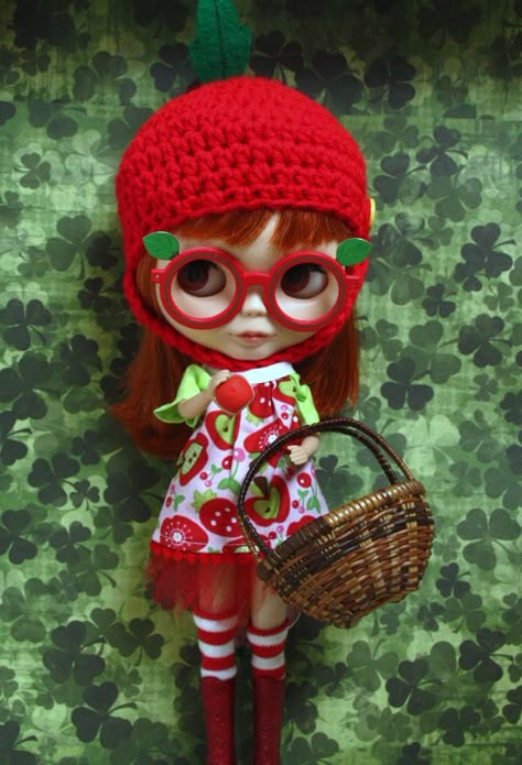 Blythe Doll Wallpaper, Apple Hat, The Apple Of My Eye, Customization Ideas, Vanilla Caramel, Apple Of My Eye, Freshly Picked, Pretty Dolls, Cute Toys