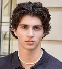 Middle Part Flow, Low Maintenance Haircut, Mens Hairstyles Thick Hair, Wavy Hair Men, Hair Flow, Haircuts For Wavy Hair, Hairstyles Men, Athletic Hairstyles, Corte De Cabelo Masculino