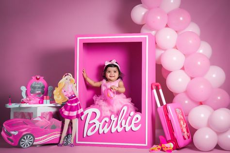 Barbie Theme Photoshoot Ideas, Baby Barbie Photoshoot, Barbie Photoshoot Ideas Kids, Barbie Theme Photo Shoot, Barbie Photoshoot Ideas, Barbie Background, Dream Decorations, Minimalist Setup, Barbie Photoshoot