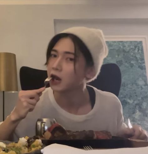 Yeosang Eating, Ateez Eating, Ateez Yeosang, Kang Yeosang, Safe Place, So Cute, Angel, Quick Saves