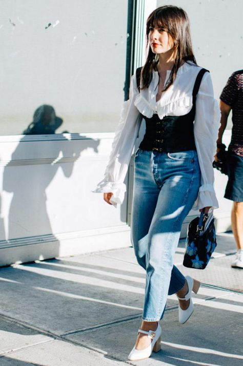 Jean Outfit, Fashion Week Trends, White Shoe, Jeans Outfits, Street Style Trends, Street Style Chic, Style Trends, Cool Street Fashion, Blouse Outfit