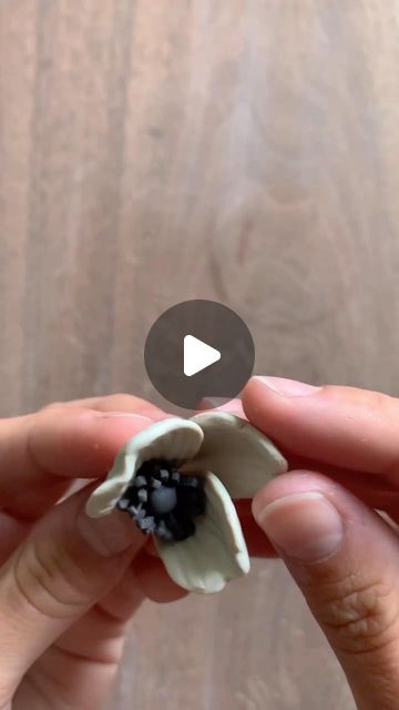 How To Make Ceramic Flowers Tutorials, Porcelain Flowers How To Make, Pottery Flowers Tutorials, Diy Ceramic Flowers, Flower Making With Clay, How To Make Clay Flowers Step By Step, Making Clay Flowers, How To Make Ceramic Flowers, Pottery Flowers Ideas