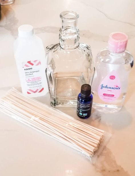 Reed Diffuser Recipe, Diy Oil Diffuser, Diy Diffuser, Air Freshener Recipes, Diy Essential Oil Diffuser, Diffuser Diy, Candles Homemade, Essential Oil Reed Diffuser, House Cleaners