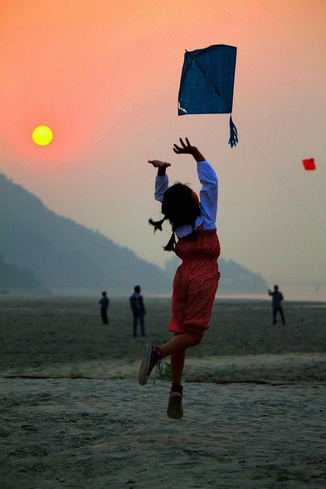 Reader's Choice: THREADS Kite Flying Photography India, Kite Festival Photography, Flying Photography, Flying A Kite, Manoj Kumar, Festival Photography, Go Fly A Kite, Kite Festival, Indian Wedding Couple Photography