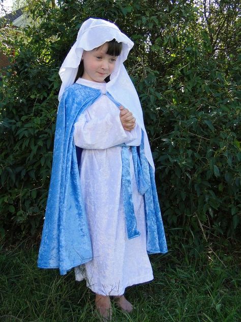 A child in a Mother Mary costume! Mary Costume Diy, Mother Mary Costume, Virgin Mary Costume, Mary Costume, Saint Costume, Mary Mother Of God, Mother Of God, Costume Diy, Mother Mary