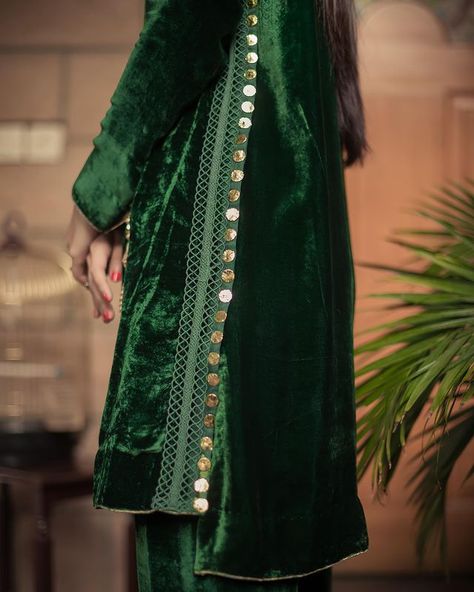 Maheen Shah on Instagram: “The Treasure Series 💫 . . Emerald Green ✨ . . . #maheenshah #theworldofMS #MSworld #treasureseries” Bridal Dresses Ideas, Emerald Green Fabric, Velvet Dresses Outfit, Casual Bridal Dress, Asian Wedding Dress Pakistani, Linen Loose Dress, Heavy Dresses, Velvet Dress Designs, Bridal Attire