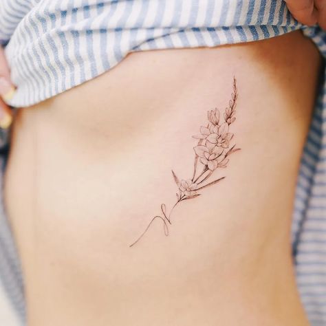 7 Tattoo Trends To Know For 2019 Flower Tattoo On Ribs, Dahlia Tattoo, 7 Tattoo, Ribcage Tattoo, Branch Tattoo, Tattoo Collection, Red Ink Tattoos, Sunflower Tattoos, Red Tattoos