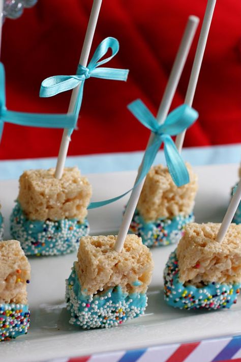 Rice Krispie Pops.  These would be way easier than Cake Pops!  Such a cute party idea! Rice Krispie Pops, Boy Baby Shower Ideas, Krispy Treats, Rice Krispy, Diy Bebe, Marshmallow Pops, Fiesta Baby Shower, בר מצווה, Shower Food