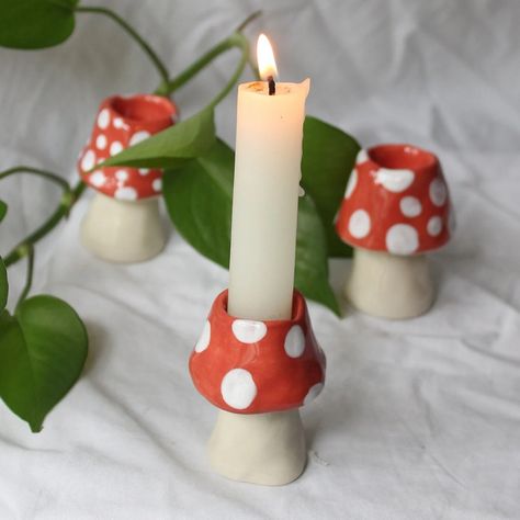 Clay Candle Stand, Bake Clay Ideas, Mushroom Ceramics, Oven Bake Clay Ideas, Mushroom Candle Holder, Pottery Candle Holders, Dry Clay Crafts, Air Dry Clay Crafts, Mini Pottery