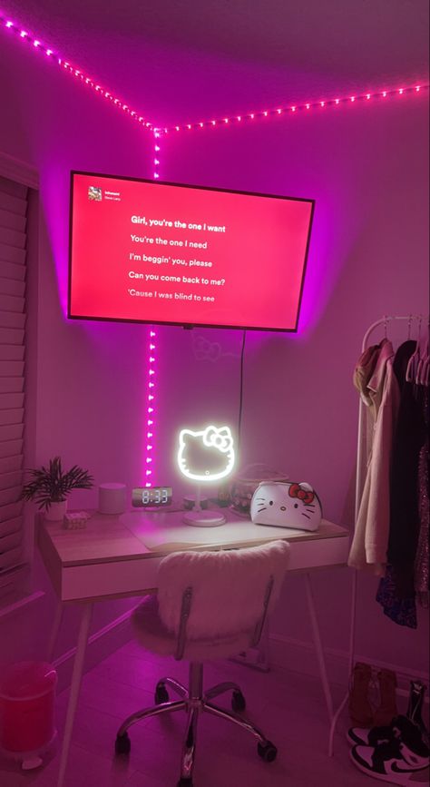 Tessa Ortega Room, Baddie Bedroom Ideas For Big Rooms, Mexican Room Decor Ideas, 22 Year Old Room Ideas, Bedroom Baddie Aesthetic, Music On Tv Aesthetic, Copy And Paste Latina Room, Latina Aesthetic Room, Hello Kitty Room Inspiration