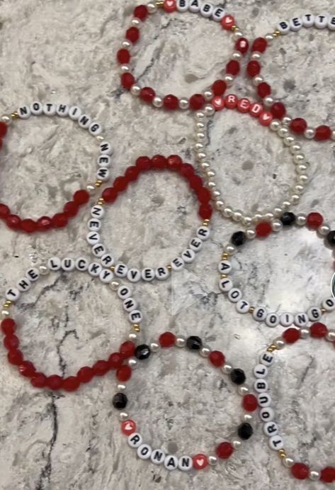 Red Friendship Bracelet Ideas, Swifty Bracelets, Bracelets Outfit, Friends Bracelet, Swift Bracelets, Friend Ship, Cute Friendship Bracelets, Taylor Swift Tour Outfits, Grunge Jewelry