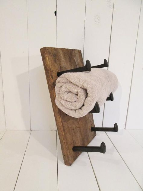 ↓↓↓Click +more below to see full DESCRIPTION!↓↓↓ Please read our lead times prior to purchasing, we are always happy to answer any questions! ---------------------------------------------------- PLEASE READ SHIPPING NOTE BELOW PRIOR TO PURCHASING DESCRIPTION: This rustic barn wood towel rack is made Rustic Towel Holder, Railroad Spikes Crafts, Railroad Spike Art, Wood Towel Rack, Barnwood Shelves, Country Bathroom Decor, Rustic Bath, Draft Horse, Railroad Spikes