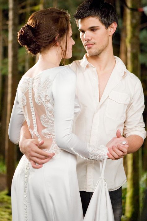 Twilight Wedding Scene, Bella Y Edward, Jacob Black Twilight, Jacob And Bella, Twilight Jacob, Twilight Wedding, Twilight Saga Series, Twilight Cast, Twilight Breaking Dawn