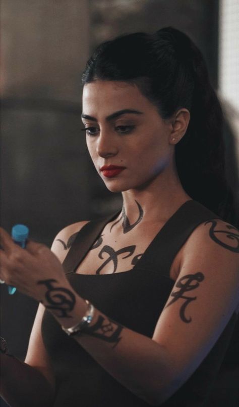 Dr Mundo, Hunter Costume, Shadowhunters Series, Shadowhunters Tv Show, Isabelle Lightwood, City Of Bones, Cassandra Clare, Shadow Hunters, Oui Oui