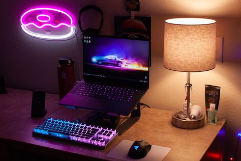 Laptop Setup Gaming, Laptop Gaming Setup Ideas, Gaming Laptop Setup Ideas, Gaming Laptop Desk Setup, Laptop Set Up, Laptop Setup Ideas, Pc Set Up, Set Up Pc, Laptop Desk Setup