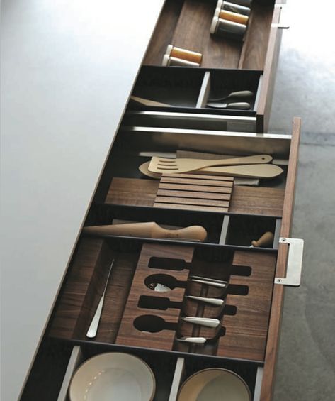 Cutlery Drawer Organization, Deep Drawer Organization, Interior Design Kitchen Contemporary, Rose Gold Kitchen, Cutlery Storage, American Kitchen, Integrated Appliances, Compact Kitchen, Cabinetry Design