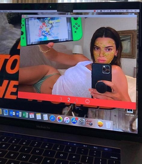 Instagram influencer and model Kendall Jenner posing for insta photo at home in bed playing mario Kart on Nintendo switch with a face mask on Heavy Crown, Kendall Jenner Outfits, Jenner Outfits, Anne Hathaway, Kardashian Jenner, Kendall + Kylie, Insta Photo Ideas, Kendall Jenner, Macbook Pro