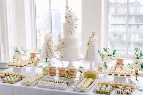 Modern Wedding Candy Bar: All-White Monochromatic Cake and Desserts Candy Bar Ideas, Gold Dessert Table, White Dessert Tables, Candy Table Decorations, Sweets Table Wedding, Sweet Table Wedding, Tiered Cake Stands, Buffet Dessert, Gold Dessert