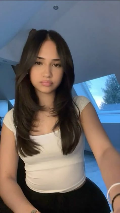 Cute Haircuts Ideas, Hair Cut Inspo Teen Girl Straight, Haircuts For Medium Long Length Hair, Hair Up With Front Pieces Out, Cute Haircuts To Get, Layers For Mid Length Hair, Haircuts For 12 Year Girl, Center Parted Bangs, Em Ma Hair