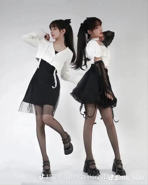 Casual Victorian Goth Outfits, Bust Up Pose, Couple Reference Poses, Couple Reference, Reference Pose, Female Pose, Female Pose Reference, Body Reference Poses, Human Poses Reference