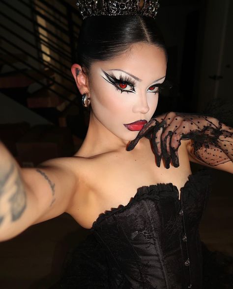 Black Swan Makeup, Halloween Makeup Costume, Swan Makeup, Black Swan Costume, The Black Swan, Throwing Shade, Dope Makeup, Halloween Costume Outfits, Halloween Costumes Makeup