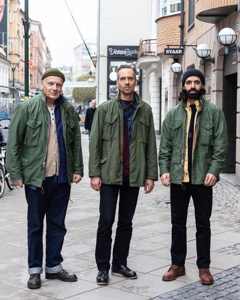 The Urban Hippie Swe — Team M65. Many guys like this iconic military... M 65 Field Jacket Men, M65 Field Jacket Outfit, Parka Outfit Men, Field Jacket Outfit, Military Fashion Menswear, Anorak Jacket Outfit, Military Jacket Outfits, Parka Outfit, M65 Jacket