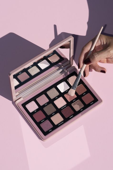 Makeup Products Aesthetic Photography, Eyeshadow Looks Green Eyes, Eyeshadow Palette Photography, Mauve Eyeshadow Looks, Eyeshadow Looks Green, Eyeshadow Photoshoot, Packaging Aesthetic, Mauve Eyeshadow, Mauve Makeup