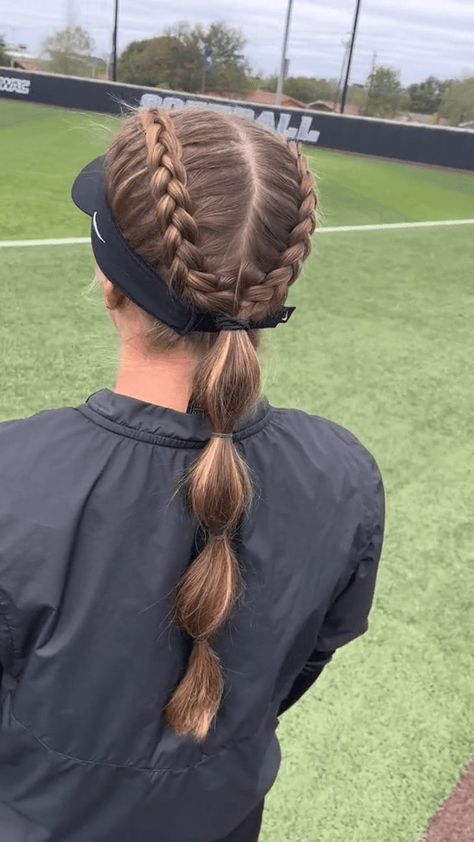 football game hairstyle Softball Hairstyles Braids Sports, Cute Hair Styles For Softball, Softball Hair For Pictures, Athlete Braids Hairstyles, Easy Baseball Hairstyles, Hairstyles For Softball Players, Softball Hair Tutorial, Cute Ffa Hairstyles, Hairstyles For Softball Pictures