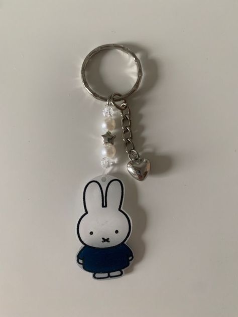 Shrinking Plastic Keychain, Shrinky Dink Keychain Ideas, Diy Plastic Keychain, Shrink Dink Keychain, Shrinks Dink Keychain, Miffy Bracelet, Keychain Ideas Beads, Cute Keychains For Backpacks, Shrinks Dink Ideas