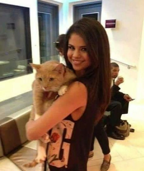 Selena Gomez with cat Selena Gomez Twitter, Celebrities With Cats, Selena Gomez With Fans, Justin Bieber Selena Gomez, Selena Gomez Wallpaper, Funny Cat Compilation, Selena Gomez Cute, Alex Russo, Wizards Of Waverly Place