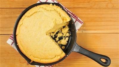 Using a cast iron skillet is the key to Bobby Flay's perfect cornbread Cast Iron Skillet Cornbread, Iron Skillet Cornbread, Perfect Cornbread, Sweet Potato Cornbread, Moist Cornbread, Cornbread Easy, Skillet Cornbread, Southern Cornbread, Ina Garten Recipes