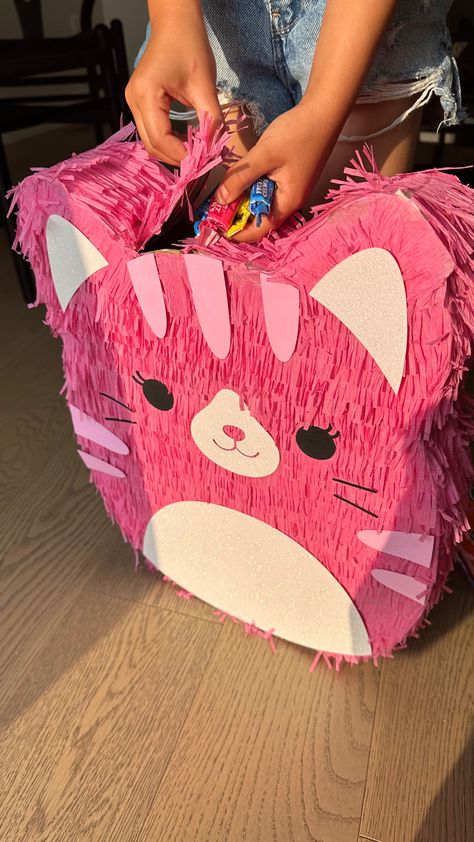 Squishmellow Pinata, Squishmallow Activities, Squishmallow Pinata, Diy Pinata Easy How To Make, Squishmallow Diy, Squishmallows Room, Diy Squishmallow, Birthday Squishmallow, Squishmallows Birthday Party