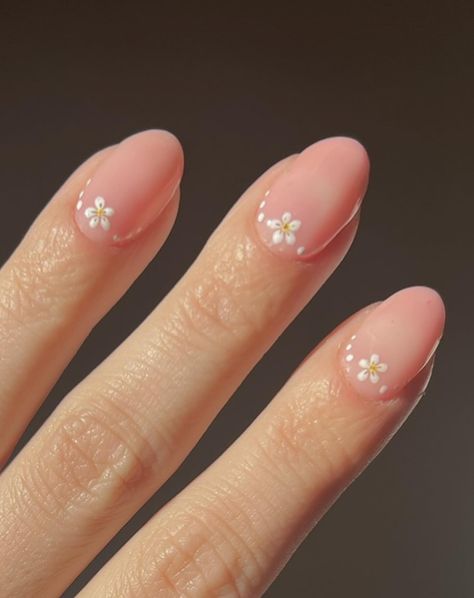 Daisies 🌸 Something a bit more simple for spring 🌷 @the_gelbottle_inc Teddy Using @nails_luxeofficial brush I and art gels #prettynails #daisynails #nailinspo #springnails #delicatenails #nailcuffs #dotnails #simplenailart #cutenailart #floralnails #flowernails #floralnailart #minimalnails #minimalnailart #naturalnails #nailcuffs Floral Natural Nails, Flower Nail Stickers Art Ideas, Minimal Floral Nail Art, Spring Gel Nails Designs, Minimalist Flower Nail Art, Subtle Flower Nail Art, Flower Detail Nails, Bridesmaid Nails Floral, Dainty Gel Nails