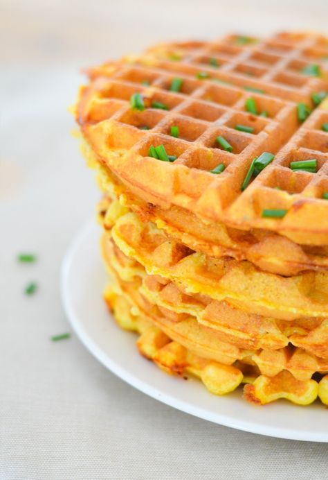 Savory Cornmeal Waffles - Chive + Cheddar Waffles Healthy Waffle Recipes, Pancake Waffles, Best Brunch Ideas, Cheddar Waffles, Waffle Batter Recipe, Dinner Waffles, Waffles Brunch, Healthy Waffle, Sweet Waffles