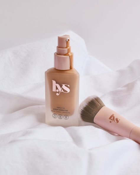 Media Source: https://www.instagram.com/p/CrJncQ5PMA8/  This duo by lysbeautyofficial is absolutely perfection ♥️  Who has tried this foundation? 🙋🏽‍♀️ . . . . . . . . . #lys #lysbeauty #texture #productphotography #digitalmarketing #ugc #ugccreator #ugccommunity #flatlay #ａｅｓｔｈｅｔｉｃ #aesthetic #clean #sephora #shop #luxury #makeupbrushes #trendy #cleanaesthetic ( #📷 @trendsbydaisy ) Ugc Content Ideas, Flatlay Aesthetic, Ugc Content, Aesthetic Clean, Content Ideas, Aesthetic Aesthetic, Makeup Brushes, Sephora, Digital Marketing