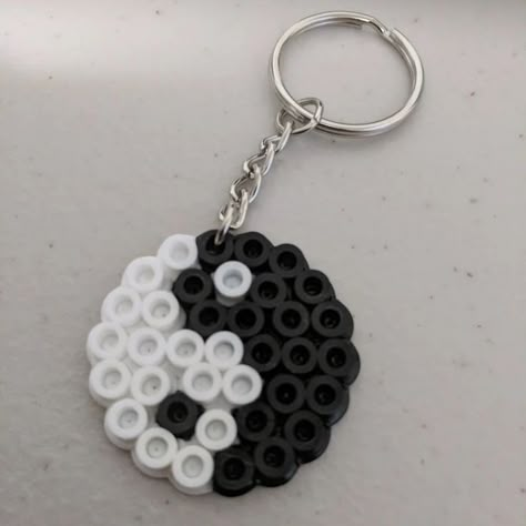 Perler Bead Ying Yang, Fuse Beads Ideas Cute And Easy, Cute Hama Bead Ideas Easy, Cool Fuse Bead Ideas, Simple Small Perler Bead Patterns, Cute Things To Make With Perler Beads, Pearl Beads Pattern Disney, Pearler Bead Designs Easy, Gummy Bear Perler Beads