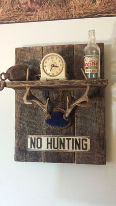 Deer Antler Decor Ideas, Antler Shelf, Deer Hunting Decor, Deer Antler Crafts, Deer Antler Decor, Hunting Signs, Antlers Decor, Antler Crafts, Hunting Room