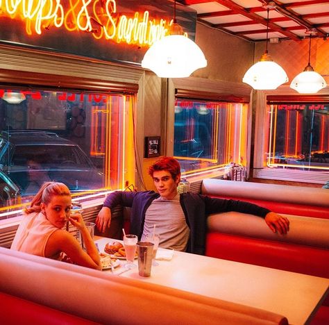 #Riverdale - #ArchieAndrews #BettyCooper Alien Barbie, Italian Disco, Pop's Riverdale, Pops Diner, Riverdale Season 1, Oasis Springs, Diner Aesthetic, American Dinner, Archie And Betty