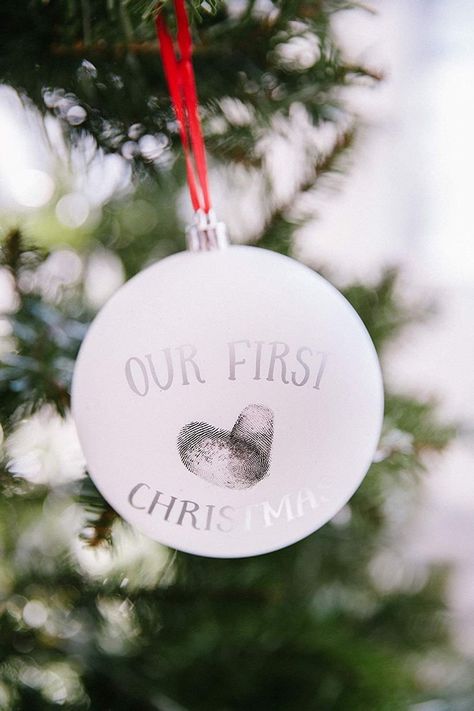 20 "Our First Christmas" Ornaments for a Memorable Holiday Celebration - Recently married or shopping for holiday gift ideas? These "our first Christmas" ornaments are a sweet way to celebrate any newlywed couple. finger prints first Diy 1st Christmas Ornaments, Couple Ornaments Diy, Diy Wedding Ornaments, Diy Christmas Home Decor, Christmas Ideas For Boyfriend, First Christmas Together Ornament, Couple Crafts, Couples Christmas Ornament, Our First Christmas Ornament