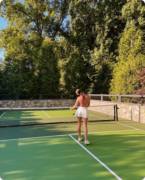 Pickle Ball Astethic, Girly Tennis Aesthetic, Summer Tennis Aesthetic, Preppy Tennis Aesthetic, Pickel Ball Outfits, Aesthetic Sports Pictures, Tennis Summer Aesthetic, Summer Sports Aesthetic, Summer College Aesthetic