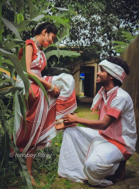 Two People Kissing Reference Photo, Santali Couple Pic, Giral Photo, Marriage Photo Album, Santali Photo, Bride Photography Poses, Girly Girl Outfits, Love Couple Photo, Cute Couple Poses